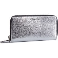 Duży Portfel Damski CALVIN KLEIN - Ck Must Lrg Bdl Zip Around Met K60K605232 068. Szare portfele Calvin Klein, bez wzorów, ze skóry ekologicznej. W wyprzedaży za 239.00 zł.