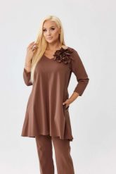 Asymetryczna karmelowa tunika Florina z wydłużonym tyłem i odpinanym kwiatem PLUS SIZE XXL OVERSIZE JESIEŃ. Tuniki Moda Size Plus Iwanek, do pracy, na jesień, l, bez wzorów, z nylonu, biznesowe, z asymetrycznym kołnierzem, plus size, bez ramiączek. Za 229.90 zł.