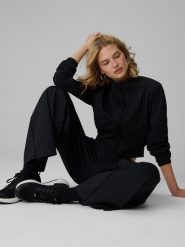 4F Bluza dresowa relaxed bez kaptura damska - czarna XL. Czarne bluzy 4f, xl, bez wzorów, z dresówki, bez kaptura. Za 199.99 zł.