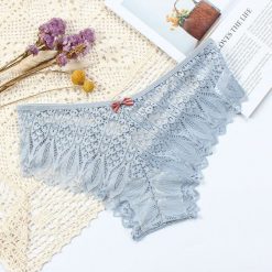 Koronkowe figi z wycięciami na romantyczny wieczór Emyle. Białe figi Intica, m, z aplikacjami, z koronki. Za 49.00 zł.