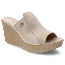 Beżowe Klapki Lamanti Skórzane Buty Damskie. Brązowe klapki Lamanti, z aplikacjami, ze skóry, bez obcasa, na koturnie. Za 239.00 zł.