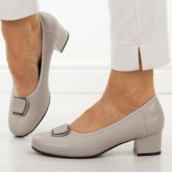 Szare skórzane czółenka damskie Cambell 19413. Szare czółenka Cambell, bez wzorów, ze skóry, z okrągłym noskiem, bez obcasa, na obcasie, bez zapięcia. Za 219.00 zł.