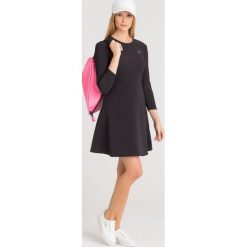 SUKIENKA Armani Exchange. Czarne sukienki Armani Exchange, na imprezę, l, z aplikacjami, z materiału, bez kołnierzyka, bez ramiączek, mini, dopasowane. Za 347.40 zł.