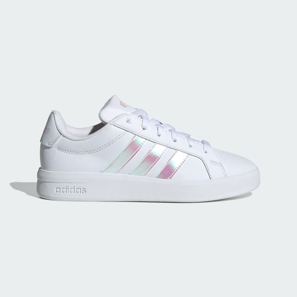 Buty Grand Court 3.0 Junior. Białe obuwie sportowe Adidas, z gumy, bez zapięcia, na jogę i pilates. Za 179.00 zł.