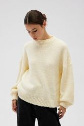 Sweter oversize z bufiastymi rękawami w kolorze BUTTER YELLOW - RIVERO-UNI. Żółte swetry Marsala, na lato, bez wzorów, z wełny, bez ramiączek. Za 249.90 zł.