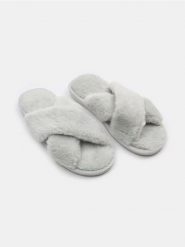 Kapcie ze sztucznym futrem - szary. Szare obuwie domowe Sinsay, bez wzorów, bez zapięcia. Za 25.99 zł.