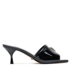 Klapki Guess. Czarne klapki Guess, z aplikacjami, bez obcasa. Za 379.99 zł.