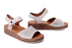 MANITU 910330-08 beige, sandały damskie. Brązowe sandały Manitu, bez wzorów, ze skóry, bez obcasa, na koturnie, bez zapięcia. Za 269.90 zł.