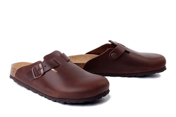 DR. BRINKMANN 600178-02 braun, klapki damskie. Brązowe klapki Dr. Brinkmann, bez wzorów, ze skóry, bez obcasa. Za 263.42 zł.