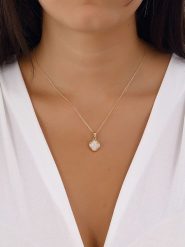 Luja Bijoux Pozłacany naszyjnik z masą perłową rozmiar: onesize. Białe naszyjniki Luja Bijoux, z perłą, metalowe. Za 68.45 zł.