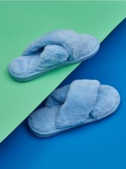 Kapcie z futerkiem - niebieski. Niebieskie obuwie domowe Sinsay, bez wzorów, bez zapięcia. Za 25.99 zł.