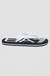 EA7 EMPORIO ARMANI Czarne japonki. Czarne klapki EA7 Emporio Armani, bez wzorów, bez obcasa. W wyprzedaży za 151.99 zł.