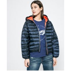 Tommy Jeans - Kurtka. Niebieskie kurtki Tommy Jeans, s, bez wzorów, z jeansu, z kapturem. W wyprzedaży za 359.90 zł.