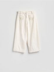Jeansy culotte z haftem - biały. Białe jeansy Reserved, bez wzorów. Za 149.99 zł.