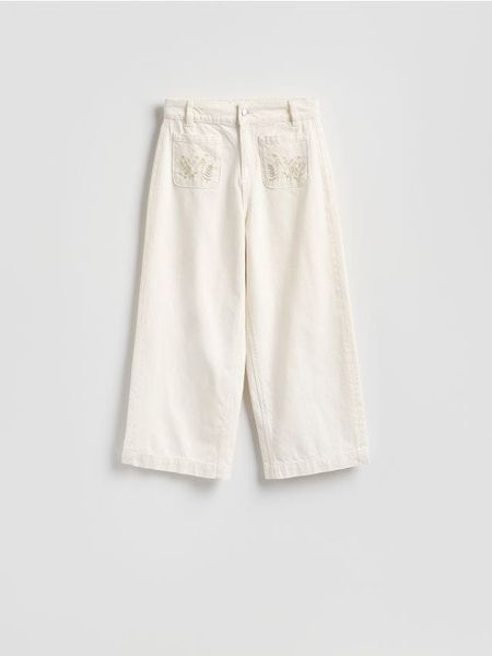 Jeansy culotte z haftem - biały. Białe jeansy Reserved, bez wzorów. W wyprzedaży za 99.99 zł.