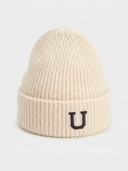 Prążkowana czapka beanie z naszywką - kremowy. Białe czapki Sinsay, z aplikacjami, prążkowane. Za 15.99 zł.