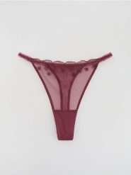 Siateczkowe stringi z haftem - fioletowy. Fioletowe stringi Reserved, bez wzorów. Za 39.99 zł.