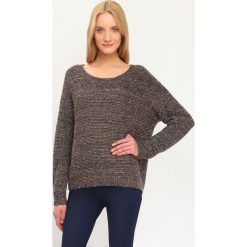 SWETER DŁUGI RĘKAW DAMSKI. Brązowe golfy TOP SECRET, bez wzorów, bez ramiączek. W wyprzedaży za 59.99 zł.