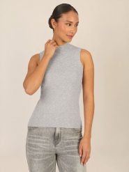 APART Top dzianinowy w kolorze jasnoszarym rozmiar: 36. Szare topy Apart, bez wzorów, z dzianiny, bez kołnierzyka, bez ramiączek. Za 140.86 zł.