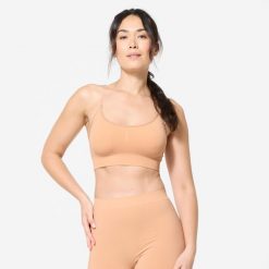 Stanik sportowy Decathlon. Brązowe koszulki sportowe DECATHLON, bez wzorów, z elastanu, bez ramiączek, na jogę i pilates. Za 59.99 zł.