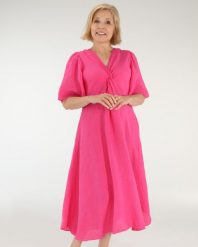 LNIANA SUKIENKA MIDI 143-4361 FUXIA. Sukienki Unisono, bez wzorów, ze lnu, bez kołnierzyka, bez ramiączek, midi. Za 199.00 zł.