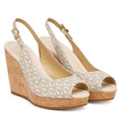 Sandały MICHAEL Michael Kors. Białe sandały MICHAEL Michael Kors, bez wzorów, bez obcasa, na koturnie, bez zapięcia. Za 699.99 zł.