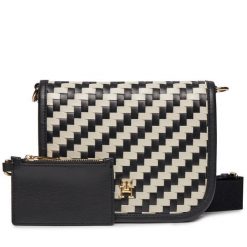 Torebka Tommy Hilfiger. Niebieskie listonoszki TOMMY HILFIGER, bez wzorów, bez dodatków. Za 379.99 zł.