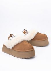 Kapcie damskie brązowe UGG W FUNKETTE. Brązowe obuwie domowe UGG, bez wzorów, ze skóry, bez zapięcia. Za 589.00 zł.
