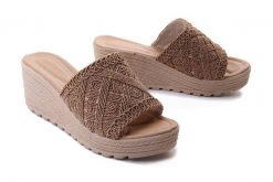 ARTIKER RELAKS 52C1287 dark beige, klapki damskie. Brązowe klapki Artiker Relaks, bez wzorów, bez obcasa, na koturnie. Za 114.90 zł.