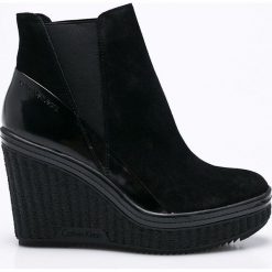 Calvin Klein Jeans - Botki. Czarne botki Calvin Klein Jeans, bez wzorów, z jeansu, z okrągłym noskiem, bez obcasa, na koturnie, bez zapięcia. W wyprzedaży za 439.90 zł.