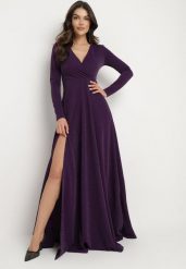 Ciemnofioletowa Rozkloszowana Sukienka z Dekoltem w Serek i Rozcięciem Zdobiona Metaliczną Nicią Emilandra. Fioletowe sukienki Born2be, m, z aplikacjami, z materiału, eleganckie, bez kołnierzyka, bez ramiączek, maxi, kopertowe. Za 99.99 zł.