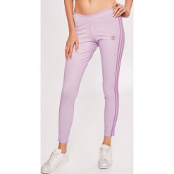Adidas Originals - Legginsy. Fioletowe legginsy Adidas Originals, bez wzorów, z bawełny. W wyprzedaży za 99.90 zł.