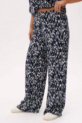 Spodnie "echo granatu" z kompletu Riva - wakacyjny styl, wygoda i lekkość PLUS SIZE XXL OVERSIZE. Spodnie materiałowe Moda Size Plus Iwanek, do pracy, l, bez wzorów, z jeansu, z podwyższonym stanem, plus size, krótkie. Za 219.90 zł.