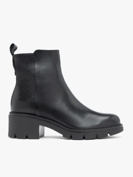 Czarne masywne botki. Czarne botki Ryłko, bez wzorów, ze skóry, z okrągłym noskiem, za kostkę, bez obcasa, na obcasie, bez zapięcia. Za 499.99 zł.