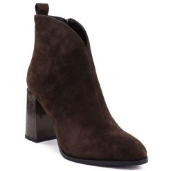 Botki damskie zamszowe na ozdobnym obcasie brązowe Gino Fabiani 9210. Brązowe botki Gino Fabiani, bez wzorów, ze skóry, bez obcasa, na obcasie, bez zapięcia. Za 299.99 zł.