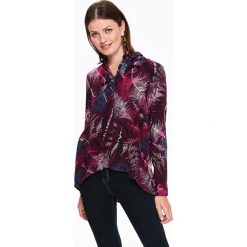 LUŹNA KOSZULA DAMSKA Z NADRUKIEM. Fioletowe koszule TOP SECRET, bez wzorów, z jeansu, eleganckie, bez kołnierzyka, bez ramiączek. W wyprzedaży za 39.99 zł.