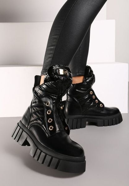 Czarne Pikowane Botki na Grubej Tłoczonej Podeszwie Lerily. Czarne botki Born2be, z aplikacjami, z jeansu, bez obcasa, na płaskiej podeszwie, bez zapięcia. Za 74.99 zł.