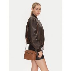 Torebka Guess. Brązowe listonoszki Guess, z aplikacjami, bez dodatków. Za 300.99 zł.