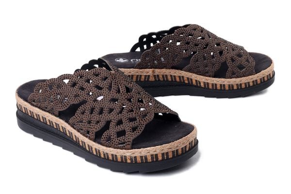 Rieker V7992-24 brown, klapki damskie. Brązowe klapki Rieker, z aplikacjami, ze skóry ekologicznej, bez obcasa, na koturnie. Za 223.93 zł.