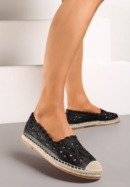 Czarne Ażurowe Espadryle na Płaskiej Plecionej Podeszwie Kueria. Czarne espadryle Renee, w ażurowe wzory, bez obcasa, na płaskiej podeszwie, bez zapięcia. Za 99.99 zł.