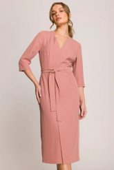 Elegancka sukienka midi z dekoltem V i rozcięciem różana. Czerwone sukienki Stylove, do pracy, na lato, uniwersalny, bez wzorów, z elastanu, biznesowe, bez kołnierzyka, dla wysokich, bez ramiączek, midi, dopasowane. Za 389.00 zł.