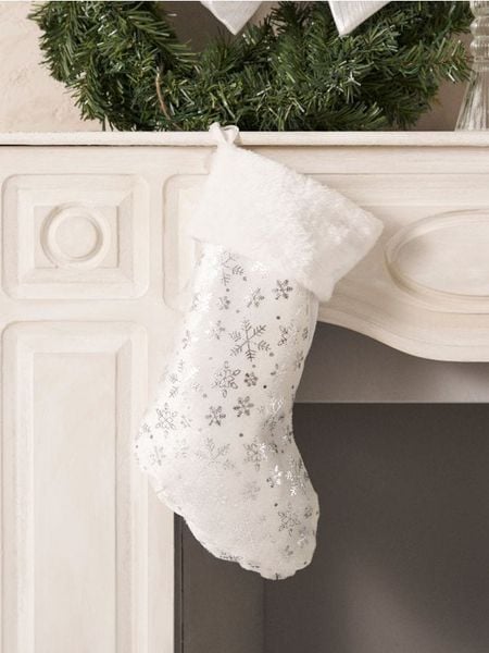 Dekoracja świąteczna w kształcie skarpety - srebrny. Szare skarpety Sinsay, bez wzorów. W wyprzedaży za 5.99 zł.