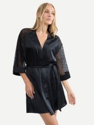 Triumph Szlafrok A Weekend To Remember 10227185 Czarny. Czarne szlafroki Triumph, bez wzorów, z syntetyku, bez ramiączek, bez kaptura. Za 199.99 zł.