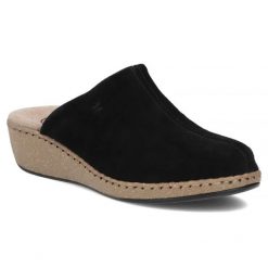 Skórzane klapki na koturnie czarne Filippo DK7567. Czarne klapki Filippo, bez wzorów, ze skóry, bez obcasa, na koturnie. Za 169.99 zł.