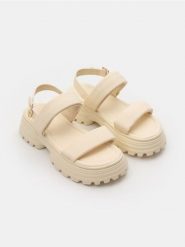 Sandały - kremowy. Białe sandały Sinsay, bez wzorów, bez obcasa, bez zapięcia. Za 39.99 zł.
