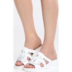 Białe Skórzane Klapki Longing. Białe klapki Born2be, bez wzorów, ze skóry, bez obcasa, na koturnie. Za 54.99 zł.