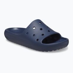Klapki plażowe dla dorosłych Crocs Classic Slide V2. Niebieskie klapki Crocs, bez wzorów, bez obcasa. Za 109.99 zł.