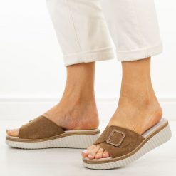 Brązowe skórzane klapki damskie S.Barski 7002. Brązowe klapki S.BARSKI, bez wzorów, z jeansu, bez obcasa, na koturnie. Za 229.00 zł.