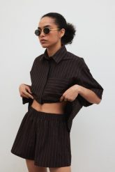 Szorty w paski w kolorze BROWN ESPRESSO - SHELLY. Brązowe szorty Marsala, bez wzorów, z bawełny. W wyprzedaży za 79.95 zł.