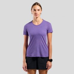 Koszulka damska Odlo ESSENTIAL LINENCOOL T-shirt crew neck s/s. Fioletowe bluzki Odlo, s, bez wzorów, sportowe, bez kołnierzyka, bez ramiączek. Za 269.99 zł.